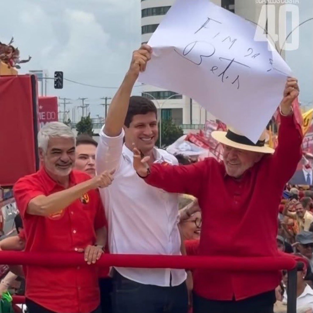 Steve_Banannon's tweet photo. João Campos, o prefeito mais beteiro do Brasil, segurando com Lula o cartaz “fim das bets” resume bem esse governo https://t.co/wO3OZOTnSO