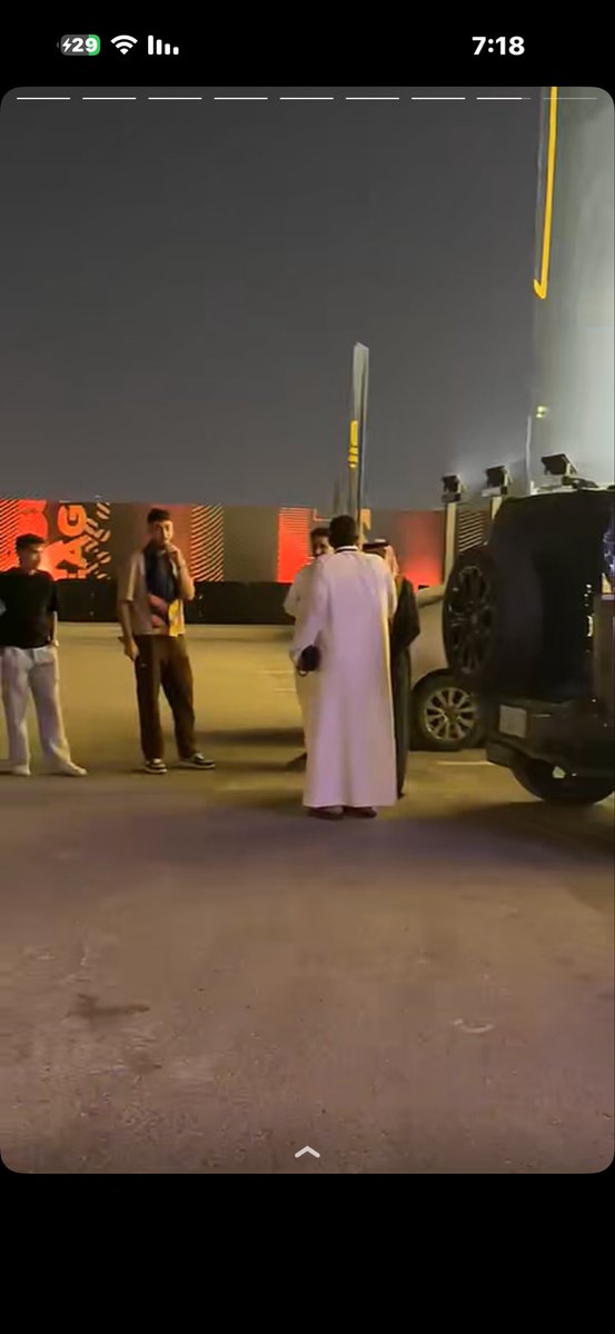 msm1234m1's tweet photo. الريسس لابس بشت ايششش معناتووو الكاسس فل جيببب https://t.co/ByKYGpPKYq