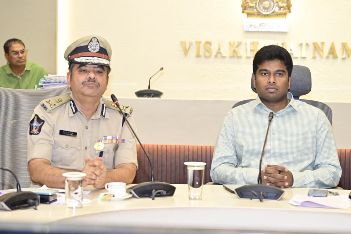 DIPROVIZAG's tweet photo. శుక్రవారం కలెక్టరేట్ సమావేశ మందిరం లో నిర్వహించిన మత్తుపదార్ధాలు, మాదక ద్రవ్యాల  నిరోధక జిల్లా స్థాయి కమిటీ సమావేశం లో జిల్లాలో మత్తు పదార్థాలు, మాదక ద్రవ్యాల సరఫరా, వినియోగం ఎక్కడా కనపడకూడదని,  అందుకోసం గట్టి నిఘా ఉంచాలని జిల్లా కలెక్టర్ అభిషిక్త్ కిషోర్ తెలిపారు. https://t.co/pk0qG5b3vU