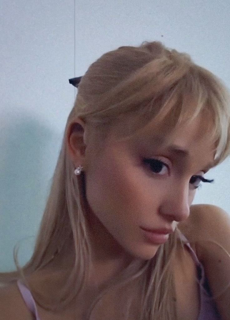 biqfeelings's tweet photo. she looks so good with bangs https://t.co/OiQLIfvj88
