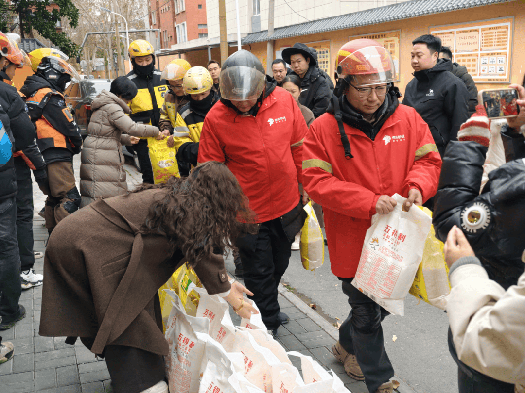 KennethCas16p's tweet photo. Como voluntario en el banco de alimentos, ayudamos a 50 familias a recibir alimentos básicos esta semana. Cada pequea acción suma para construir una comunidad más solidaria. Gracias a todos los que se unen! https://t.co/rd66cm00D5