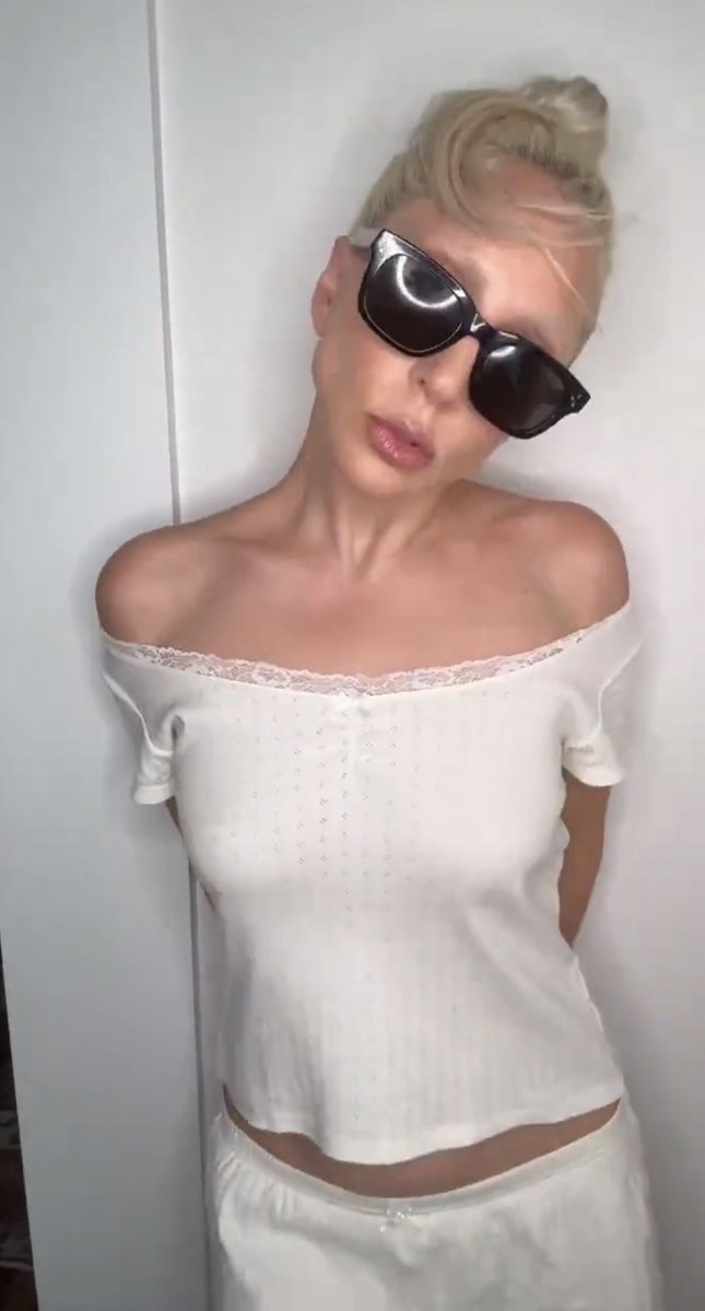 allurequinn's tweet photo. @ladygaga LITERALLY THE MOST GORGEOUS WOMAN R U KIDDING https://t.co/lBaQ7vkoRX