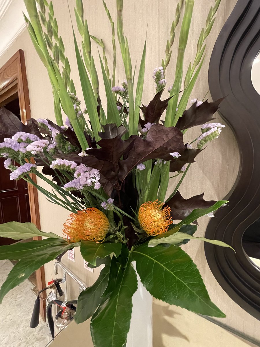huntkevinont's tweet photo. Fresh flowers in lobby. https://t.co/9cYTgOEf3F