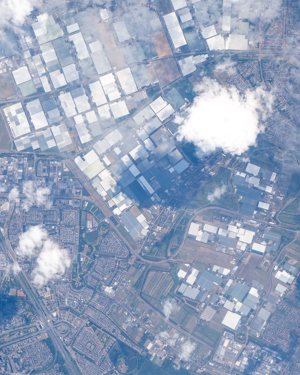Soph_astro's tweet photo. Jour 224, orbite 3472 – L’ESTEC, le cœur technique de l’ESA, ouvre ses portes ce week-end ! Situé à Noordwijk, aux Pays-Bas, le centre est situé au bord de la mer du Nord, juste de l’autre côté des dunes qui bordent la plage. Le saviez-vous ? L’ESTEC est le plus grand établissement de l’ESA. 👋 @ESA_Tech

Il y a tant de choses qui attirent l’œil depuis l’espace dans cette région des Pays-Bas : les motifs géométriques des terres agricoles, les vastes étendues de serres où poussent des plantes ornementales, ou encore les villes construites sous le niveau de la mer, organisées autour de canaux. La Terre est si belle! 🌷

📸 @esa  / @NASA – S. Adenot

#εpsilon • @esaspaceflight • @Space_Station • @ESA_fr