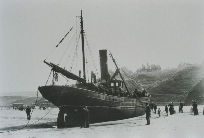 scotfishmuseum's tweet photo. Here's a fantastic image this #PhotoFriday - #steamdrifter 'Vanguard III' in a very unusual setting!

Cellardyke-owned 'Vanguard III' KY693 ran aground near #Saltburn, North Yorkshire, in September 1908. The vessel was driven onto the beach in a gale and stuck fast in the sand. https://t.co/0hI4mo9NzV