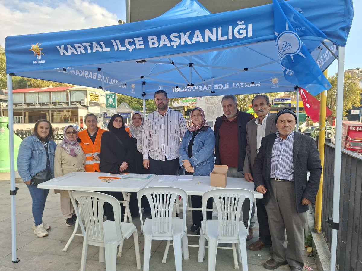 KartalAKParti's tweet photo. Yakacık Çarşı ve Yukarı Mahallelerimizde AK Noktamızı kurarak mahalle sakinlerimizle bir araya geldik.

Hemşehrilerimizin görüş, talep ve önerilerini dinledik; gönül bağlarımızı güçlendirdik. 🤝

Her mahallede, her gönülde; milletimizle yan yana, omuz omuzayız.

#AKNokta #HerMahallesiyleKartal 🇹🇷