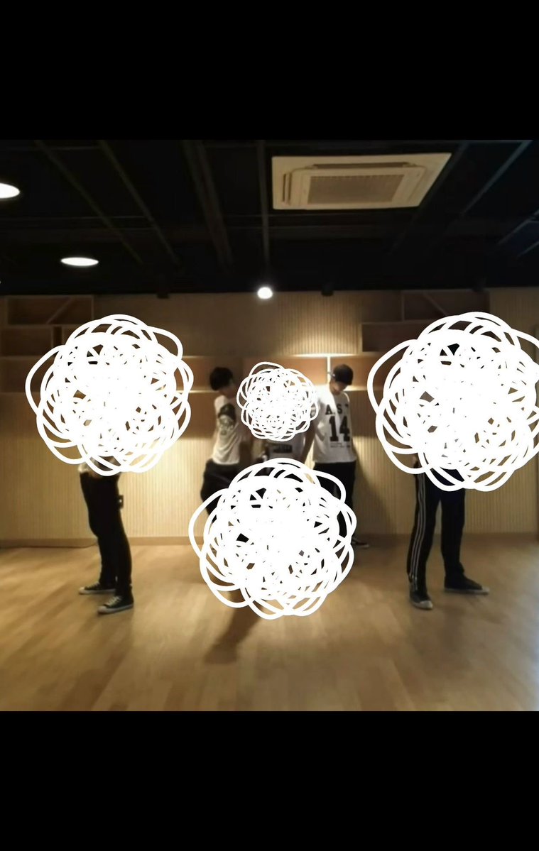 Shwomikihyjoch's tweet photo. มินฮยอกบอกกว่าเป็นคลิปซ้อมเต้นที่เพื่อนเทรนนี่เมื่อประมาณ 14 ปีก่อนส่งมาให้ ตอนนั้นยังอยู่บริษัทที่สู้เพื่อความฝันกับฮยองวอนอยู่เลย 
https://t.co/INCfwKwT2T https://t.co/baOZFy9qWQ
