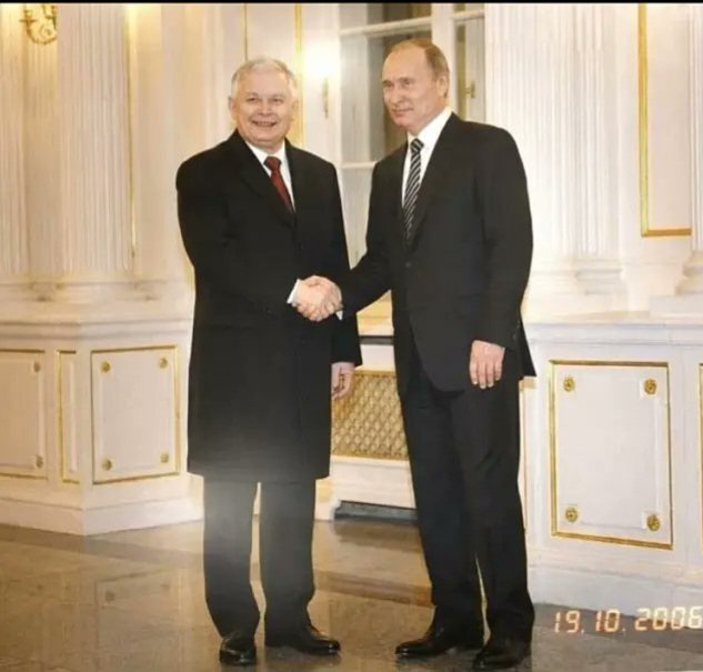 AwZbaw's tweet photo. Nieznane zdjęcie Tuska z Putinem https://t.co/M7zJEHYrjR