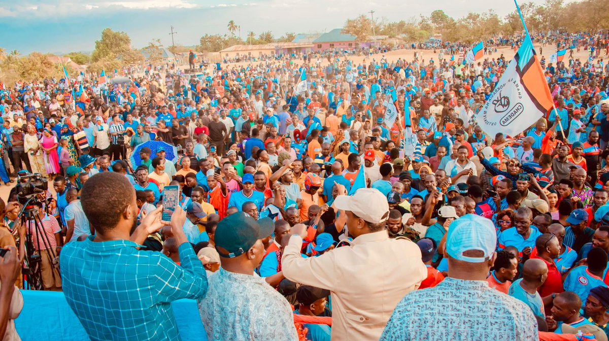 ChademaTZ2's tweet photo. Matukio katika picha mkutano wa hadhara uliofanyika leo jioni Septemba 25, 2026 Musoma Mjini, Mkoa wa Mara. Mgeni rasmi akiwa Makamu Mwenyekiti bara Mhe. @HecheJohn. Katika mkutano huo Mhe. Heche aliambatana na mwenyeji wake Mhe. Lucas Ngoto, Mwenyekiti Kanda ya Serengeti. https://t.co/hgZMaQEAkm