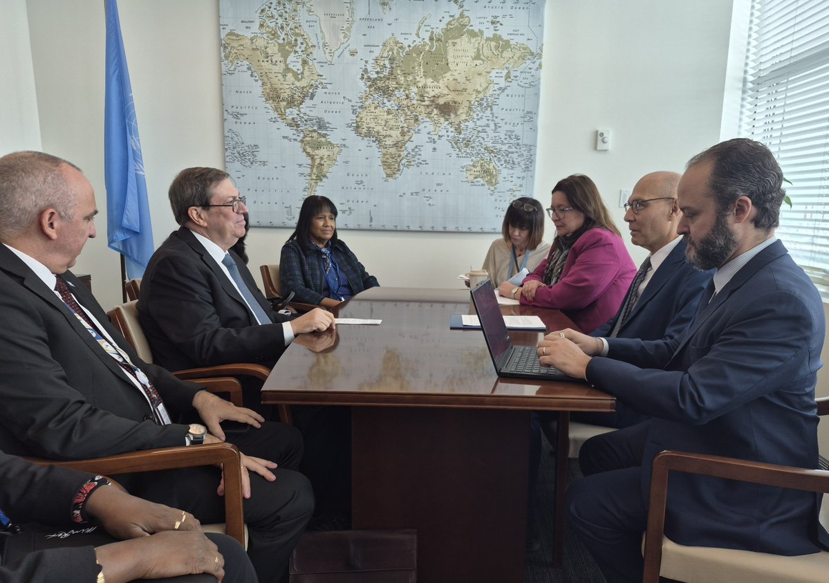BrunoRguezP's tweet photo. Sostuve encuentro con @volker_turk, a quien agradecí por la oportunidad de  intercambiar sobre la realidad de #Cuba y el contexto internacional actual.

Reconocí la labor de su Oficina y de mecanismos de derechos humanos, que han denunciado el duro impacto en la población cubana del recrudecimiento extremo del bloqueo, el cerco energético y las sanciones secundarias de EEUU contra Cuba.

Reafirmé el compromiso de nuestro gobierno de continuar garantizando el ejercicio de todos los #DDHH por todos los cubanos.

#CubaNoEsUnaAmenaza El Bloqueo Sí.
