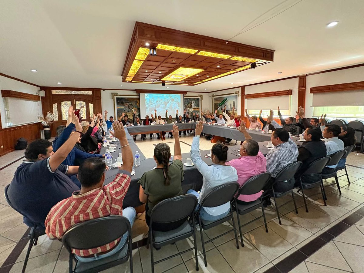 GonzaloJuarezM's tweet photo. Diario de reflexión. Día 268

Fue un gran gusto reunirme con mis compañeras y compañeros Delegados y tomar acuerdos a favor de nuestro Sindicato. 

Gracias por su confianza, por sus aportaciones y por su respaldo.

¡Somos un gran equipo! https://t.co/h4lUg7cLcy