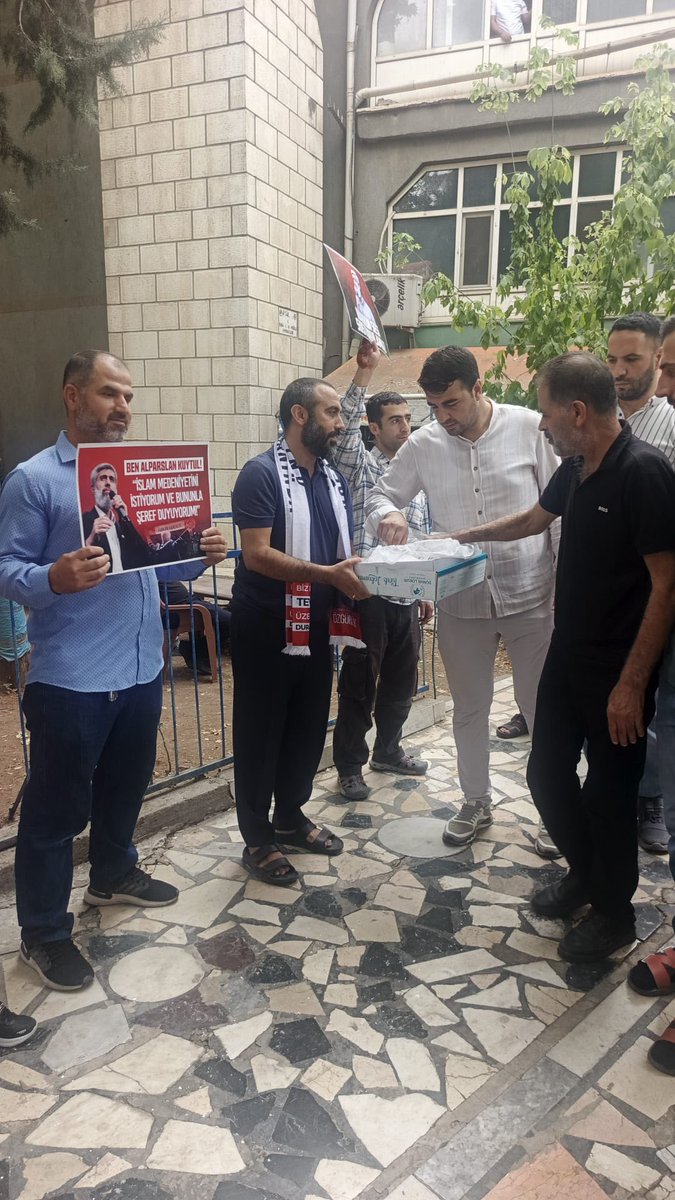 FHDiyrbakir's tweet photo. Bugün Cuma namazının ardından, Diyarbakır Furkan Hareketi olarak, Alparslan Kuytul Hocamızın ve tüm kardeşlerimizin bir an önce özgürlüklerine kavuşmaları niyetiyle lokum ikramında bulunduk.

#YargıEliyleZulüm
AlparslanHocaya Ozgürlük
FurkanHareketi Tertemizdir https://t.co/l2pxPUFhZ2