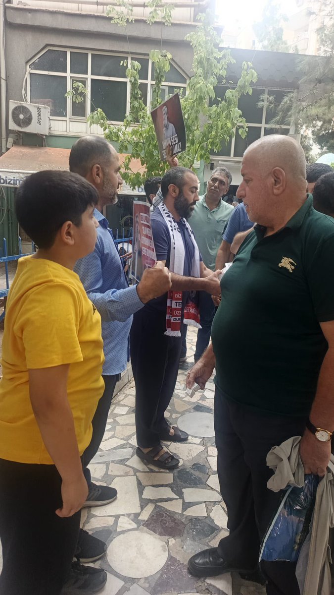 FHDiyrbakir's tweet photo. Bugün Cuma namazının ardından, Diyarbakır Furkan Hareketi olarak, Alparslan Kuytul Hocamızın ve tüm kardeşlerimizin bir an önce özgürlüklerine kavuşmaları niyetiyle lokum ikramında bulunduk.

#YargıEliyleZulüm
AlparslanHocaya Ozgürlük
FurkanHareketi Tertemizdir https://t.co/l2pxPUFhZ2