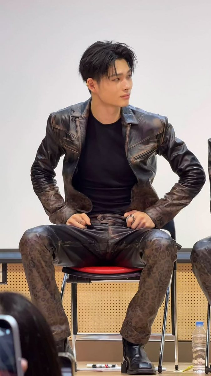 riki_zone7's tweet photo. This look should come with a warning 
#NI_KI #니키 #ENHYPEN https://t.co/AiHdq8uUZz
