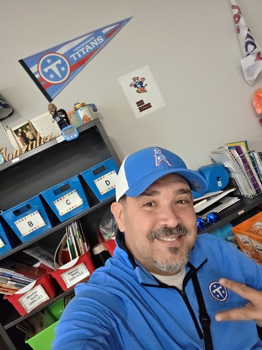 BoriTitanSC's tweet photo. Fun Run at school today. Had to represent my @Titans! https://t.co/WIl7PWVqvW