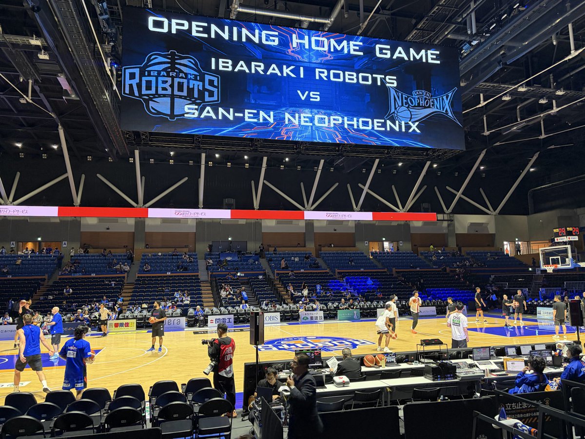 ABC_76ers's tweet photo. ロボッツ今シーズンも開幕したぜ〜い
ロボッツのプレースピードがはやすぎて見てるだけで大変そうだった
昨シーズンのなんとか食らい付いたけど負けたってより、明確な修正点があって負けたって感じが強くなってると思う
あと三遠のHC身長高くて調べたら197cmもあるのガチ？ https://t.co/HRxmJ1KeQ6