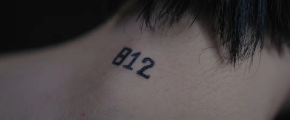 nomnombuck's tweet photo. มองผ่าน ๆ เหมือน B12 แต่จริง ๆ คือเลข 812 วันเกิดพี่อิง (12 สิงหา) แต่ไม่รู้ว่าสักลงหลังคอใคร อิฐหรือหยกหรือใคร แต่แฟนนิยายบอกหยกดูเป็นคนจะไม่สักไหม? แต่ถ้าใช่ก็คือโคตรจะยันโคตรจะคลั่งรัก ในนิยายมีพูดถึงรอยสักบ้างไหม 😭 https://t.co/obYN2MmQxH