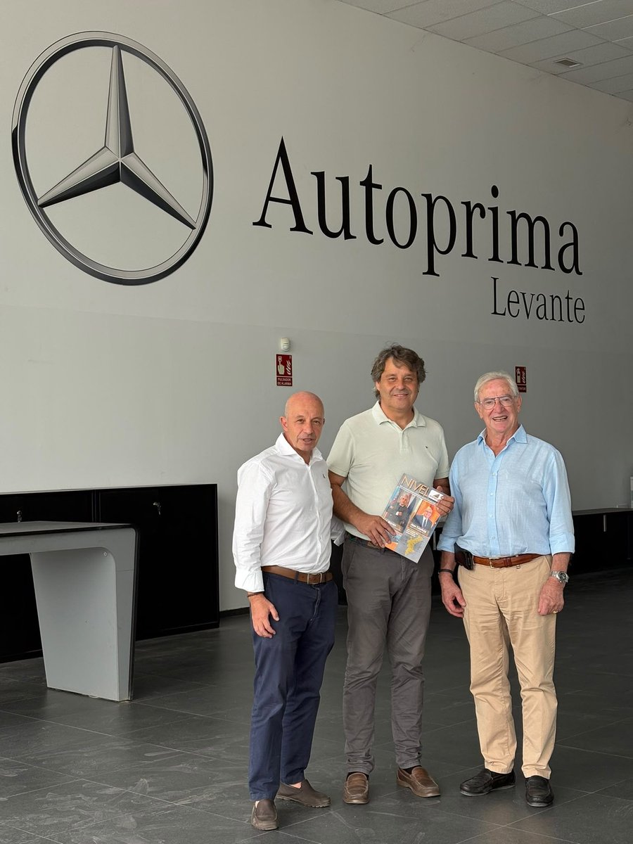avemcop's tweet photo. 🟡 Desde AVEMCOP continuamos compartiendo la nueva edición de NIVEL con nuestras empresas asociadas y colaboradoras. 
En esta ocasión, Alfonso Robledo ha hecho entrega de varios ejemplares a Finanzauto, ROGEFER SL, Mercedes-Benz Autoprima y Tamayrep Levante. https://t.co/pZzVUDXixB