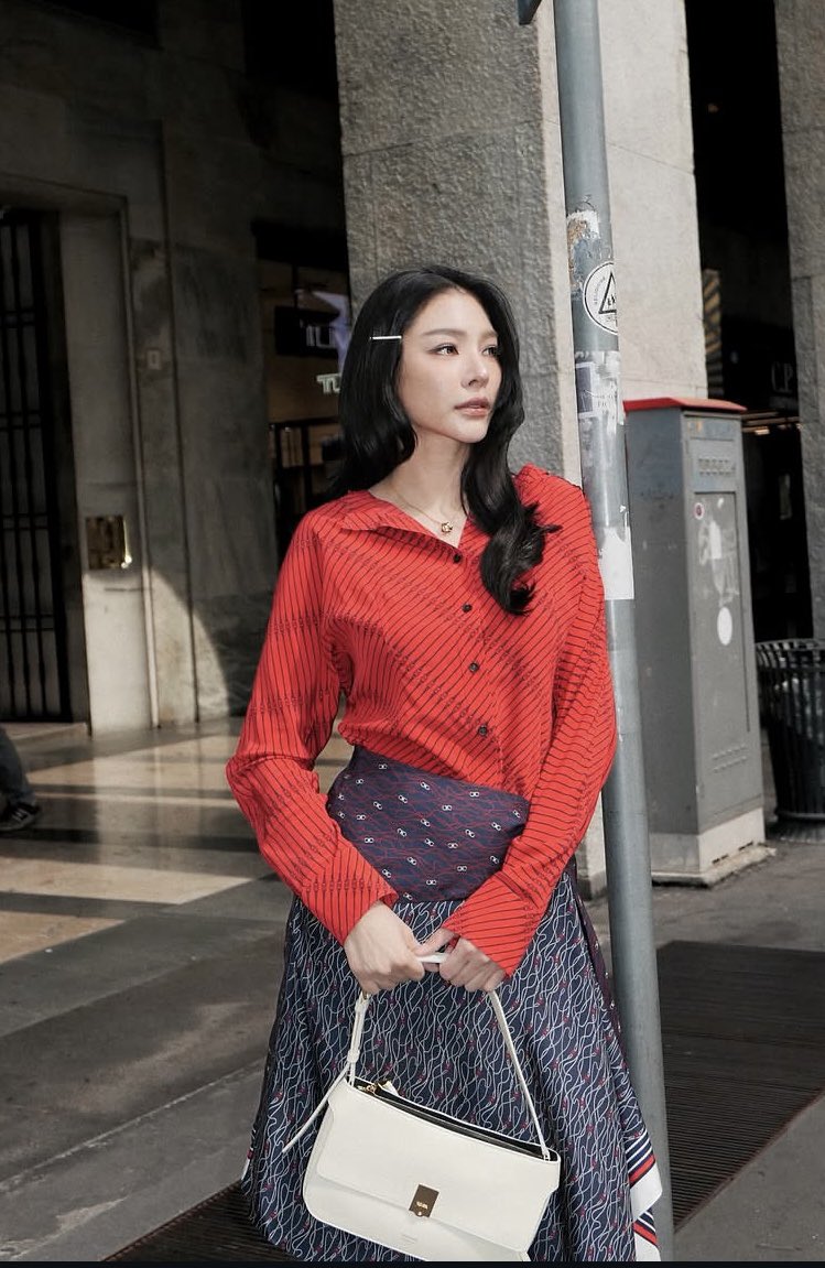 GooddayEnews's tweet photo. “ฝ้าย พีรญา” ในลุค streets of Milano ก่อนเข้าร่วมชมแฟชั่นโชว์ “FERRAGAMO Spring-Summer 2027 Womenwear Fashion Show” วันที่ 26 กันยายนนี้ เมืองมิลาน ประเทศอิตาลี เวลา  16.30 น. ตามเวลาประเทศไทย 
 
#ฝ้ายพีรญา 
#FerragamoXFaye #MilanFashionWeek 
#FayePeraya
#GooddayEnews https://t.co/mLESgRlLMv