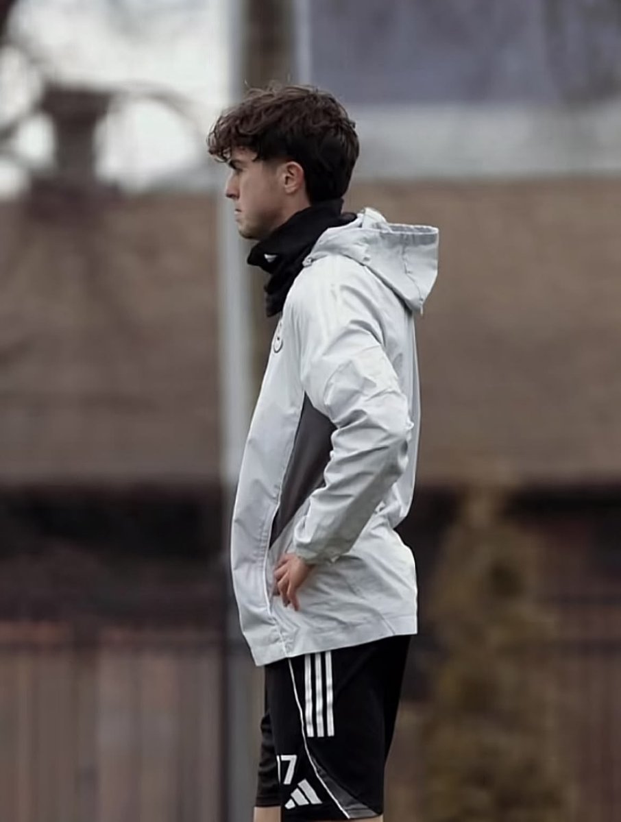 briangtz11's tweet photo. everything is grey his hair, his smoke, his dreams and now he's so devoid of color
he don't know what it means https://t.co/8ljjfD5CqP
