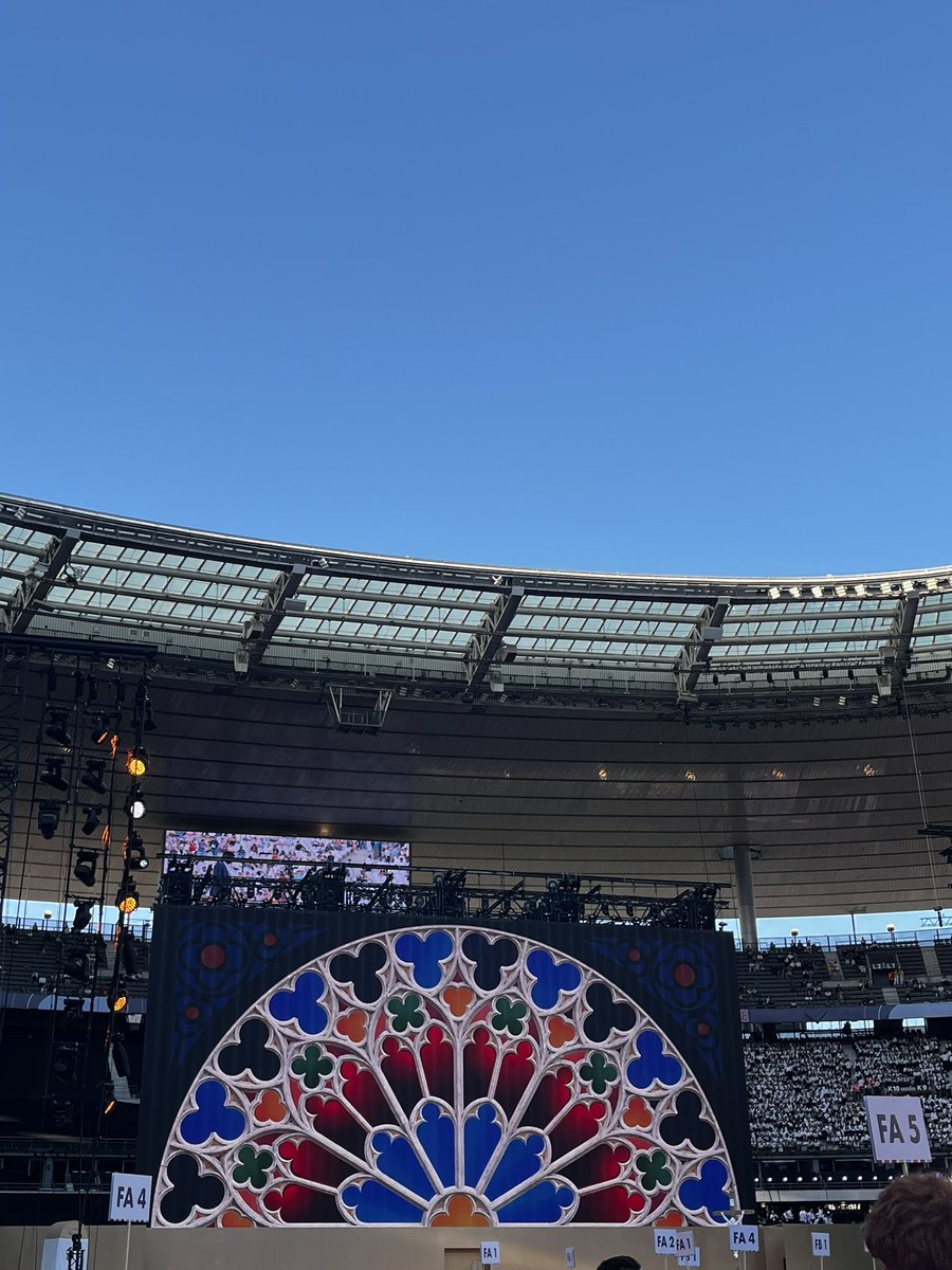 emmaterasu's tweet photo. LES GAAAAAARS LA BARRICADE !!!!!! #çavapéter https://t.co/KVo50fXOtY