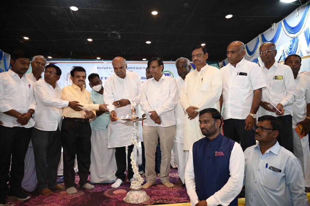 KUWJ_R's tweet photo. ಪತ್ರಕರ್ತರು ಸಮಾಜದ ಕಾವಲುಗಾರರಾಗಿ ಕೆಲಸ ಮಾಡಬೇಕು: ಸಚಿವ ಬಸವರ��ಜ ರಾಯರೆಡ್ಡಿ

ಯಲಬುರ್ಗಾ: ಪತ್ರಕರ್ತರು ಸಮಾಜದ ಆಗುಹೋಗುಗಳನ್ನು ಜನರ ಮುಂದಿಡುವ ಜವಾಬ್ದಾರಿಯುತ ಕಾವಲುಗಾರರಾಗಿ ಕಾರ್ಯನಿರ್ವಹಿಸಬೇಕು ಎಂದು ಉನ್ನತ ಶಿಕ್ಷಣ ಸಚಿವ ಹಾಗೂ ಯಲಬುರ್ಗಾ ಶಾಸಕ ಬಸವರಾಜ ರಾಯರೆಡ್ಡಿ ಹೇಳಿದರು.

ಯಲಬುರ್ಗಾದಲ್ಲಿ ಶುಕ್ರವಾರ ನಡೆದ ಪತ್ರಿಕಾ ದಿನಾಚರಣೆ ಹಾಗೂ ಪತ್ರಕರ್ತರ ಸಮಾವೇಶವ��್ನು ಉದ್ಘಾಟಿಸಿ ಅವರು ಮಾತನಾಡಿದರು.

ಪತ್ರಿಕೋದ್ಯಮ ಕ್ಷೇತ್ರದಲ್ಲಿ ಕಾಲಕ್ಕೆ ತಕ್ಕಂತೆ ಹಲವು ಬದಲಾವಣೆಗಳಾಗುತ್ತಿವೆ. ಮುದ್ರಣ ಮಾಧ್ಯಮದ ಜತೆಗೆ ಡಿಜಿಟಲ್ ಹಾಗೂ ಸಾಮಾಜಿಕ ಮಾಧ್ಯಮಗಳು ವೇಗವಾಗಿ ಬೆಳೆಯುತ್ತಿವೆ. ಇಂತಹ ಸಂದರ್ಭದಲ್ಲಿ ಪತ್ರಕರ್ತರು ವಾಸ್ತವಾಂಶಗಳನ್ನು ಪರಿಶೀಲಿಸಿ, ಸಮಾಜದ ಹಿತದೃಷ್ಟಿಯಿಂದ ಸುದ್ದಿಗಳನ್ನು ಪ್ರಕಟಿಸುವುದು ಅಗತ್ಯವಾಗಿದೆ ಎಂದರು.

ಪತ್ರಕರ್ತರು ಜನರ ಸಮಸ್ಯೆಗಳಿಗೆ ಧ್ವನಿಯಾಗಬೇಕು. ಸರ್ಕಾರದ ಯೋಜನೆಗಳು ಹಾಗೂ ಅಭಿವೃದ್ಧಿ ಕಾರ್���ಗಳ ಕುರಿತು ಜನರಿಗೆ ಮಾಹಿತಿ ನೀಡುವುದರ ಜತೆಗೆ, ಲೋಪದೋಷಗಳಿದ್ದರೆ ಅವುಗಳನ್ನೂ ಬೆಳಕಿಗೆ ತರುವ ಮೂಲಕ ಪ್ರಜಾಪ್ರಭುತ್ವ ವ್ಯವಸ್ಥೆಯನ್ನು ಬಲಪಡಿಸುವ ಕೆಲಸ ಮಾಡಬೇಕು ಎಂದು ಹೇಳಿದರು.

ಪತ್ರಿಕೋದ್ಯಮ ಪವಿತ್ರ ವೃತ್ತಿ: ಶಿವಾನಂದ ತಗಡೂರು

ಕೆಯುಡಬ್ಲ್ಯುಜೆ ರಾಜ್ಯಾಧ್ಯಕ್ಷ ಶಿವಾನಂದ ತಗಡೂರು ಮಾತನಾಡಿ, ಯಲಬುರ್ಗಾ ತಾಲೂಕು ಘಟಕ ಇದೇ ಮೊದಲ ಬಾರಿಗೆ ಜಿಲ್ಲಾ ಮಟ್ಟದ ಪತ್ರಿಕಾ ದಿನಾಚರಣೆ ಹಾಗೂ ಪತ್ರಕರ್ತರ ಸಮಾವೇಶ ಆಯೋಜಿಸಿರುವುದು ಅಭಿಮಾನದ ಸಂಗತಿ ಎಂದರು.

ಪತ್ರಕರ್ತರ ವೃತ್ತಿ ಪವಿತ್ರವಾದ ವೃತ್ತಿಯಾಗಿದ್ದು, ಸಮಾಜದ ಜವಾಬ್ದಾರಿಯನ್ನು ಅರಿತು ಕಾರ್ಯನಿರ್ವಹಿಸಬೇಕು. ಬದಲಾಗುತ್ತಿರುವ ಮಾಧ್ಯಮ ಕ್ಷೇತ್ರದಲ್ಲಿ ಪತ್ರಕರ್ತರು ವೃತ್ತಿಪರ ಕೌಶಲ್ಯವನ್ನು ನಿರಂತರವಾಗಿ ಬೆಳೆಸಿಕೊಳ್ಳಬೇಕು ಎಂದು ಹೇಳಿದರು.

ಪತ್ರಕರ್ತರ ವೃತ್ತಿಪರ ಕೌಶಲ್ಯ, ವಿವಿಧ ಸಮಸ್ಯೆಗಳು ಹಾಗೂ ಸಂಘಟನಾತ್ಮಕ ವಿಚಾರಗಳ ಕುರಿತು ಶಿವಾನಂದ ತಗಡೂರು ಮಾಹಿತಿ ನೀಡಿದರು. ಪತ್ರಕರ್ತರ ಹಿತಾಸಕ್ತಿ ಹಾಗೂ ವೃತ್ತಿಯ ಘನತೆಯನ್ನು ಕಾಪಾಡಲು ಸಂಘಟನೆ ಸದಾ ಬದ್ಧವಾಗಿದೆ ಎಂದರು.

ಕಾರ್ಯಕ್ರಮದಲ್ಲಿ ಕೆಯುಡಬ್ಲ್ಯುಜೆ ಪ್ರಧಾನ ಕಾರ್ಯದರ್ಶಿ ಜಿ.ಸಿ.ಲೋಕೇಶ್, ಜಿಲ್ಲಾ ಅಧ್ಯಕ್ಷ ಹನುಮಂತ ಹಳ್ಳಿಕೇರಿ, ತಾಲೂಕು ಅಧ್ಯಕ್ಷ ಮಲ್ಲು, ಇಮಾಮ್ ಸೇರಿದಂತೆ ಜಿಲ್ಲೆಯ ಹಾಗೂ ತಾಲೂಕಿನ ಪತ್ರಕರ್ತರು, ವಿವಿಧ ಗಣ್ಯರು ಉಪಸ್ಥಿತರಿದ್ದರು.