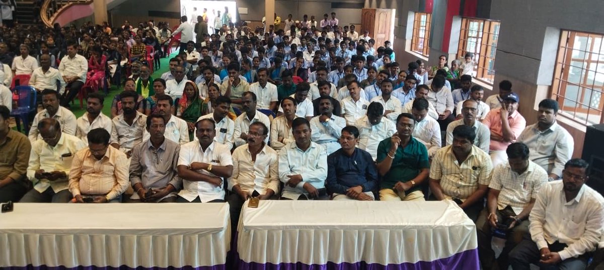 KUWJ_R's tweet photo. ಪತ್ರಕರ್ತರು ಸಮಾಜದ ಕಾವಲುಗಾರರಾಗಿ ಕೆಲಸ ಮಾಡಬೇಕು: ಸಚಿವ ಬಸವರ��ಜ ರಾಯರೆಡ್ಡಿ

ಯಲಬುರ್ಗಾ: ಪತ್ರಕರ್ತರು ಸಮಾಜದ ಆಗುಹೋಗುಗಳನ್ನು ಜನರ ಮುಂದಿಡುವ ಜವಾಬ್ದಾರಿಯುತ ಕಾವಲುಗಾರರಾಗಿ ಕಾರ್ಯನಿರ್ವಹಿಸಬೇಕು ಎಂದು ಉನ್ನತ ಶಿಕ್ಷಣ ಸಚಿವ ಹಾಗೂ ಯಲಬುರ್ಗಾ ಶಾಸಕ ಬಸವರಾಜ ರಾಯರೆಡ್ಡಿ ಹೇಳಿದರು.

ಯಲಬುರ್ಗಾದಲ್ಲಿ ಶುಕ್ರವಾರ ನಡೆದ ಪತ್ರಿಕಾ ದಿನಾಚರಣೆ ಹಾಗೂ ಪತ್ರಕರ್ತರ ಸಮಾವೇಶವ��್ನು ಉದ್ಘಾಟಿಸಿ ಅವರು ಮಾತನಾಡಿದರು.

ಪತ್ರಿಕೋದ್ಯಮ ಕ್ಷೇತ್ರದಲ್ಲಿ ಕಾಲಕ್ಕೆ ತಕ್ಕಂತೆ ಹಲವು ಬದಲಾವಣೆಗಳಾಗುತ್ತಿವೆ. ಮುದ್ರಣ ಮಾಧ್ಯಮದ ಜತೆಗೆ ಡಿಜಿಟಲ್ ಹಾಗೂ ಸಾಮಾಜಿಕ ಮಾಧ್ಯಮಗಳು ವೇಗವಾಗಿ ಬೆಳೆಯುತ್ತಿವೆ. ಇಂತಹ ಸಂದರ್ಭದಲ್ಲಿ ಪತ್ರಕರ್ತರು ವಾಸ್ತವಾಂಶಗಳನ್ನು ಪರಿಶೀಲಿಸಿ, ಸಮಾಜದ ಹಿತದೃಷ್ಟಿಯಿಂದ ಸುದ್ದಿಗಳನ್ನು ಪ್ರಕಟಿಸುವುದು ಅಗತ್ಯವಾಗಿದೆ ಎಂದರು.

ಪತ್ರಕರ್ತರು ಜನರ ಸಮಸ್ಯೆಗಳಿಗೆ ಧ್ವನಿಯಾಗಬೇಕು. ಸರ್ಕಾರದ ಯೋಜನೆಗಳು ಹಾಗೂ ಅಭಿವೃದ್ಧಿ ಕಾರ್���ಗಳ ಕುರಿತು ಜನರಿಗೆ ಮಾಹಿತಿ ನೀಡುವುದರ ಜತೆಗೆ, ಲೋಪದೋಷಗಳಿದ್ದರೆ ಅವುಗಳನ್ನೂ ಬೆಳಕಿಗೆ ತರುವ ಮೂಲಕ ಪ್ರಜಾಪ್ರಭುತ್ವ ವ್ಯವಸ್ಥೆಯನ್ನು ಬಲಪಡಿಸುವ ಕೆಲಸ ಮಾಡಬೇಕು ಎಂದು ಹೇಳಿದರು.

ಪತ್ರಿಕೋದ್ಯಮ ಪವಿತ್ರ ವೃತ್ತಿ: ಶಿವಾನಂದ ತಗಡೂರು

ಕೆಯುಡಬ್ಲ್ಯುಜೆ ರಾಜ್ಯಾಧ್ಯಕ್ಷ ಶಿವಾನಂದ ತಗಡೂರು ಮಾತನಾಡಿ, ಯಲಬುರ್ಗಾ ತಾಲೂಕು ಘಟಕ ಇದೇ ಮೊದಲ ಬಾರಿಗೆ ಜಿಲ್ಲಾ ಮಟ್ಟದ ಪತ್ರಿಕಾ ದಿನಾಚರಣೆ ಹಾಗೂ ಪತ್ರಕರ್ತರ ಸಮಾವೇಶ ಆಯೋಜಿಸಿರುವುದು ಅಭಿಮಾನದ ಸಂಗತಿ ಎಂದರು.

ಪತ್ರಕರ್ತರ ವೃತ್ತಿ ಪವಿತ್ರವಾದ ವೃತ್ತಿಯಾಗಿದ್ದು, ಸಮಾಜದ ಜವಾಬ್ದಾರಿಯನ್ನು ಅರಿತು ಕಾರ್ಯನಿರ್ವಹಿಸಬೇಕು. ಬದಲಾಗುತ್ತಿರುವ ಮಾಧ್ಯಮ ಕ್ಷೇತ್ರದಲ್ಲಿ ಪತ್ರಕರ್ತರು ವೃತ್ತಿಪರ ಕೌಶಲ್ಯವನ್ನು ನಿರಂತರವಾಗಿ ಬೆಳೆಸಿಕೊಳ್ಳಬೇಕು ಎಂದು ಹೇಳಿದರು.

ಪತ್ರಕರ್ತರ ವೃತ್ತಿಪರ ಕೌಶಲ್ಯ, ವಿವಿಧ ಸಮಸ್ಯೆಗಳು ಹಾಗೂ ಸಂಘಟನಾತ್ಮಕ ವಿಚಾರಗಳ ಕುರಿತು ಶಿವಾನಂದ ತಗಡೂರು ಮಾಹಿತಿ ನೀಡಿದರು. ಪತ್ರಕರ್ತರ ಹಿತಾಸಕ್ತಿ ಹಾಗೂ ವೃತ್ತಿಯ ಘನತೆಯನ್ನು ಕಾಪಾಡಲು ಸಂಘಟನೆ ಸದಾ ಬದ್ಧವಾಗಿದೆ ಎಂದರು.

ಕಾರ್ಯಕ್ರಮದಲ್ಲಿ ಕೆಯುಡಬ್ಲ್ಯುಜೆ ಪ್ರಧಾನ ಕಾರ್ಯದರ್ಶಿ ಜಿ.ಸಿ.ಲೋಕೇಶ್, ಜಿಲ್ಲಾ ಅಧ್ಯಕ್ಷ ಹನುಮಂತ ಹಳ್ಳಿಕೇರಿ, ತಾಲೂಕು ಅಧ್ಯಕ್ಷ ಮಲ್ಲು, ಇಮಾಮ್ ಸೇರಿದಂತೆ ಜಿಲ್ಲೆಯ ಹಾಗೂ ತಾಲೂಕಿನ ಪತ್ರಕರ್ತರು, ವಿವಿಧ ಗಣ್ಯರು ಉಪಸ್ಥಿತರಿದ್ದರು.