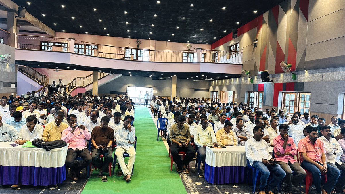 KUWJ_R's tweet photo. ಪತ್ರಕರ್ತರು ಸಮಾಜದ ಕಾವಲುಗಾರರಾಗಿ ಕೆಲಸ ಮಾಡಬೇಕು: ಸಚಿವ ಬಸವರ��ಜ ರಾಯರೆಡ್ಡಿ

ಯಲಬುರ್ಗಾ: ಪತ್ರಕರ್ತರು ಸಮಾಜದ ಆಗುಹೋಗುಗಳನ್ನು ಜನರ ಮುಂದಿಡುವ ಜವಾಬ್ದಾರಿಯುತ ಕಾವಲುಗಾರರಾಗಿ ಕಾರ್ಯನಿರ್ವಹಿಸಬೇಕು ಎಂದು ಉನ್ನತ ಶಿಕ್ಷಣ ಸಚಿವ ಹಾಗೂ ಯಲಬುರ್ಗಾ ಶಾಸಕ ಬಸವರಾಜ ರಾಯರೆಡ್ಡಿ ಹೇಳಿದರು.

ಯಲಬುರ್ಗಾದಲ್ಲಿ ಶುಕ್ರವಾರ ನಡೆದ ಪತ್ರಿಕಾ ದಿನಾಚರಣೆ ಹಾಗೂ ಪತ್ರಕರ್ತರ ಸಮಾವೇಶವ��್ನು ಉದ್ಘಾಟಿಸಿ ಅವರು ಮಾತನಾಡಿದರು.

ಪತ್ರಿಕೋದ್ಯಮ ಕ್ಷೇತ್ರದಲ್ಲಿ ಕಾಲಕ್ಕೆ ತಕ್ಕಂತೆ ಹಲವು ಬದಲಾವಣೆಗಳಾಗುತ್ತಿವೆ. ಮುದ್ರಣ ಮಾಧ್ಯಮದ ಜತೆಗೆ ಡಿಜಿಟಲ್ ಹಾಗೂ ಸಾಮಾಜಿಕ ಮಾಧ್ಯಮಗಳು ವೇಗವಾಗಿ ಬೆಳೆಯುತ್ತಿವೆ. ಇಂತಹ ಸಂದರ್ಭದಲ್ಲಿ ಪತ್ರಕರ್ತರು ವಾಸ್ತವಾಂಶಗಳನ್ನು ಪರಿಶೀಲಿಸಿ, ಸಮಾಜದ ಹಿತದೃಷ್ಟಿಯಿಂದ ಸುದ್ದಿಗಳನ್ನು ಪ್ರಕಟಿಸುವುದು ಅಗತ್ಯವಾಗಿದೆ ಎಂದರು.

ಪತ್ರಕರ್ತರು ಜನರ ಸಮಸ್ಯೆಗಳಿಗೆ ಧ್ವನಿಯಾಗಬೇಕು. ಸರ್ಕಾರದ ಯೋಜನೆಗಳು ಹಾಗೂ ಅಭಿವೃದ್ಧಿ ಕಾರ್���ಗಳ ಕುರಿತು ಜನರಿಗೆ ಮಾಹಿತಿ ನೀಡುವುದರ ಜತೆಗೆ, ಲೋಪದೋಷಗಳಿದ್ದರೆ ಅವುಗಳನ್ನೂ ಬೆಳಕಿಗೆ ತರುವ ಮೂಲಕ ಪ್ರಜಾಪ್ರಭುತ್ವ ವ್ಯವಸ್ಥೆಯನ್ನು ಬಲಪಡಿಸುವ ಕೆಲಸ ಮಾಡಬೇಕು ಎಂದು ಹೇಳಿದರು.

ಪತ್ರಿಕೋದ್ಯಮ ಪವಿತ್ರ ವೃತ್ತಿ: ಶಿವಾನಂದ ತಗಡೂರು

ಕೆಯುಡಬ್ಲ್ಯುಜೆ ರಾಜ್ಯಾಧ್ಯಕ್ಷ ಶಿವಾನಂದ ತಗಡೂರು ಮಾತನಾಡಿ, ಯಲಬುರ್ಗಾ ತಾಲೂಕು ಘಟಕ ಇದೇ ಮೊದಲ ಬಾರಿಗೆ ಜಿಲ್ಲಾ ಮಟ್ಟದ ಪತ್ರಿಕಾ ದಿನಾಚರಣೆ ಹಾಗೂ ಪತ್ರಕರ್ತರ ಸಮಾವೇಶ ಆಯೋಜಿಸಿರುವುದು ಅಭಿಮಾನದ ಸಂಗತಿ ಎಂದರು.

ಪತ್ರಕರ್ತರ ವೃತ್ತಿ ಪವಿತ್ರವಾದ ವೃತ್ತಿಯಾಗಿದ್ದು, ಸಮಾಜದ ಜವಾಬ್ದಾರಿಯನ್ನು ಅರಿತು ಕಾರ್ಯನಿರ್ವಹಿಸಬೇಕು. ಬದಲಾಗುತ್ತಿರುವ ಮಾಧ್ಯಮ ಕ್ಷೇತ್ರದಲ್ಲಿ ಪತ್ರಕರ್ತರು ವೃತ್ತಿಪರ ಕೌಶಲ್ಯವನ್ನು ನಿರಂತರವಾಗಿ ಬೆಳೆಸಿಕೊಳ್ಳಬೇಕು ಎಂದು ಹೇಳಿದರು.

ಪತ್ರಕರ್ತರ ವೃತ್ತಿಪರ ಕೌಶಲ್ಯ, ವಿವಿಧ ಸಮಸ್ಯೆಗಳು ಹಾಗೂ ಸಂಘಟನಾತ್ಮಕ ವಿಚಾರಗಳ ಕುರಿತು ಶಿವಾನಂದ ತಗಡೂರು ಮಾಹಿತಿ ನೀಡಿದರು. ಪತ್ರಕರ್ತರ ಹಿತಾಸಕ್ತಿ ಹಾಗೂ ವೃತ್ತಿಯ ಘನತೆಯನ್ನು ಕಾಪಾಡಲು ಸಂಘಟನೆ ಸದಾ ಬದ್ಧವಾಗಿದೆ ಎಂದರು.

ಕಾರ್ಯಕ್ರಮದಲ್ಲಿ ಕೆಯುಡಬ್ಲ್ಯುಜೆ ಪ್ರಧಾನ ಕಾರ್ಯದರ್ಶಿ ಜಿ.ಸಿ.ಲೋಕೇಶ್, ಜಿಲ್ಲಾ ಅಧ್ಯಕ್ಷ ಹನುಮಂತ ಹಳ್ಳಿಕೇರಿ, ತಾಲೂಕು ಅಧ್ಯಕ್ಷ ಮಲ್ಲು, ಇಮಾಮ್ ಸೇರಿದಂತೆ ಜಿಲ್ಲೆಯ ಹಾಗೂ ತಾಲೂಕಿನ ಪತ್ರಕರ್ತರು, ವಿವಿಧ ಗಣ್ಯರು ಉಪಸ್ಥಿತರಿದ್ದರು.