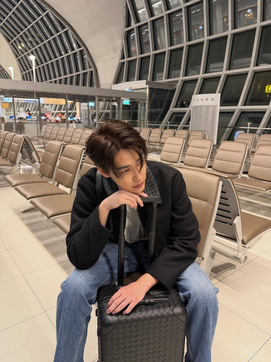 eleva_official's tweet photo. พาส่อง Airport look สุดเท่ของ "ดิว จิรวรรตน์" Brand Ambassador Bottega Veneta เตรียมบินลัดฟ้าสู่มิลาน ร่วมชมแฟชั่นโชว์ BOTTEGA VENETA SUMMER 2027 ที่จะจัดขึ้นในวันที่ 27 ก.ย.นี้ เวลา 01:00 น. ตามเวลาไทย 

#ÉLEVA
#dew_jsu @dew_jsu 
#BottegaVenetaxDew
#BottegaVenetaSummer2027
#BottegaVeneta