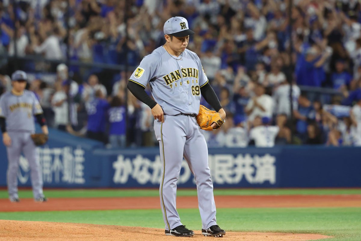 toratora0902go's tweet photo. 9月25日、DeNA戦の8回に登板した石井大智。エンカーナシオンを併殺に仕留め二死まで漕ぎ着けたが、宮﨑に直球を捉えられ左翼席へ逆転2ランを被弾した。「中5日で投げた村上頌樹に申し訳ない」。完全復活への道はまだ途上にある。 #阪神タイガース #阪神 #甲子園 #石井大智 https://t.co/uXLxcAfv8G