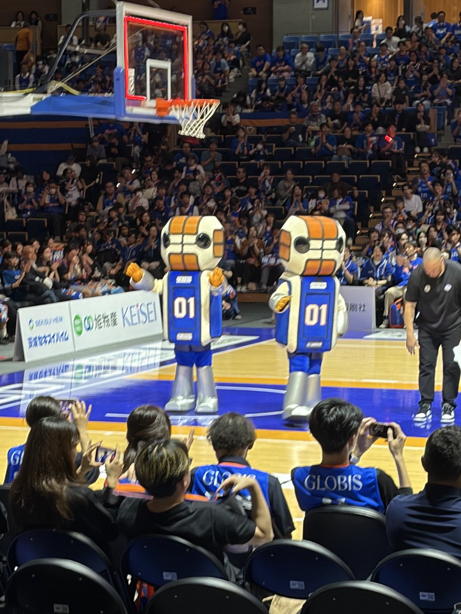 ABC_76ers's tweet photo. 試合の途中から気づいたけどなんでロボスケ2体いるの？今シーズンから2体がデフォ？ https://t.co/NZ2REcTDzT