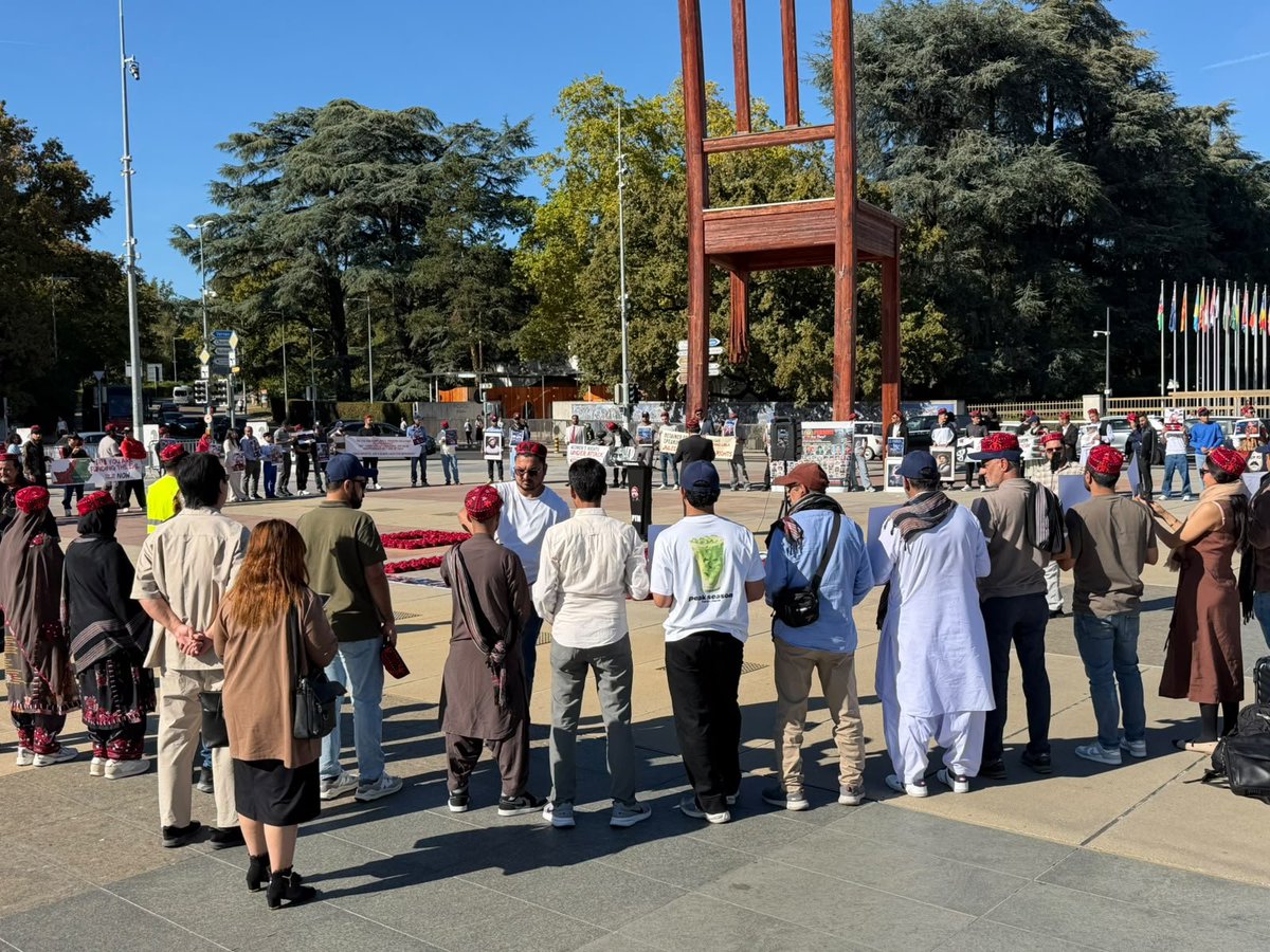 ptmkhyber's tweet photo. جنیوا | 25 ستمبر 2026

پشتون تحفظ موومنٹ کی جانب سے آج سوئٹزرلینڈ کے شہر جنیوا میں اقوامِ متحدہ کے انسانی حقوق کے اجلاس کے موقع پر احتجاجی مظاہرہ ہورہا ہے۔

مظاہرے میں پشتونوں کے حقوق، انصاف اور انسانی حقوق کے تحفظ کے مطالبات عالمی برادری کے سامنے پیش کیے گئے۔

 #PTMAtUNGA81 https://t.co/hEm5Bb1gY8