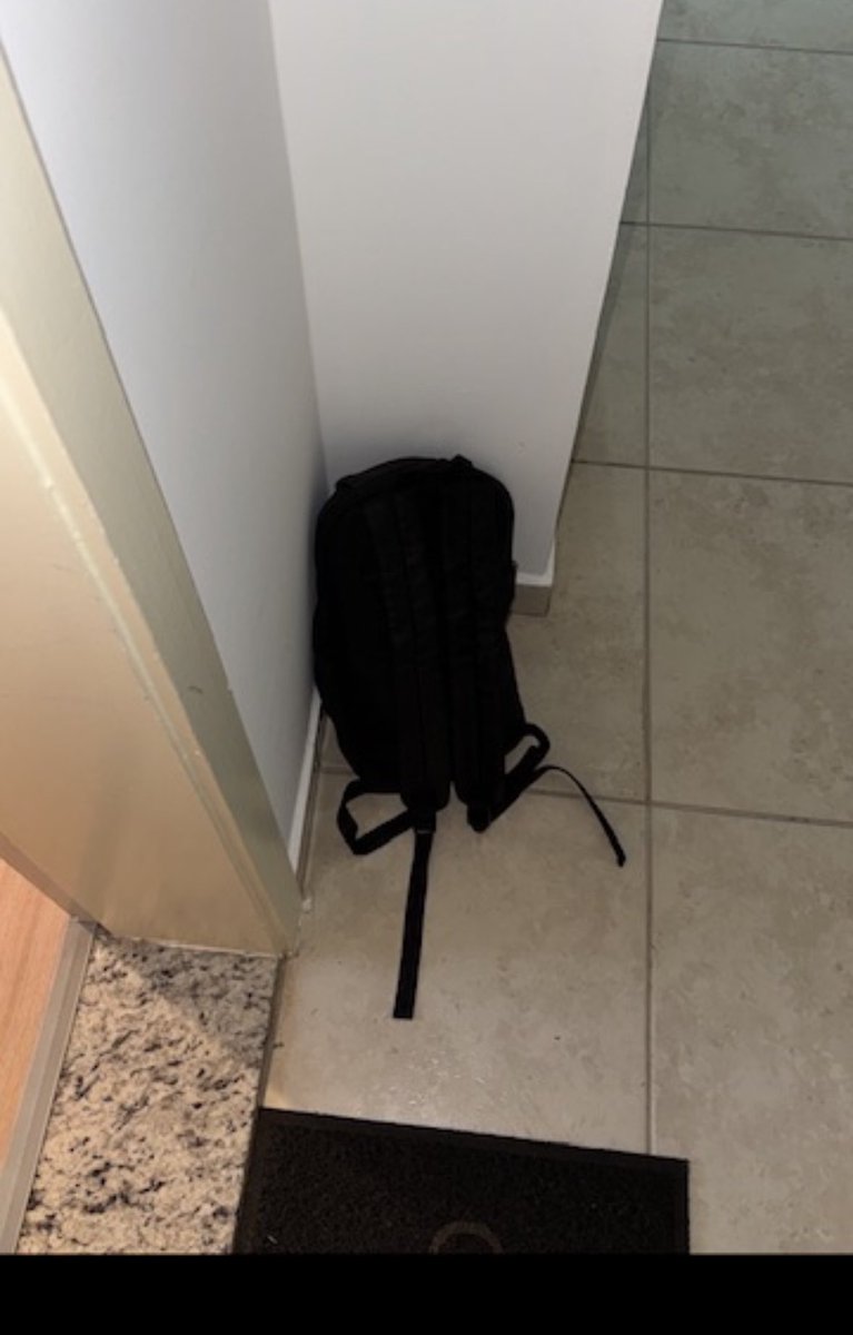 banidacarla's tweet photo. lembrando aqui quando um mendigo foi tentar me assaltar, saímos no soco, ele me MORDEU, não conseguiu roubar nada, e no meio da luta corporal consegui ROUBAR a mochila dele desgraçado https://t.co/8bgEy2oKMJ