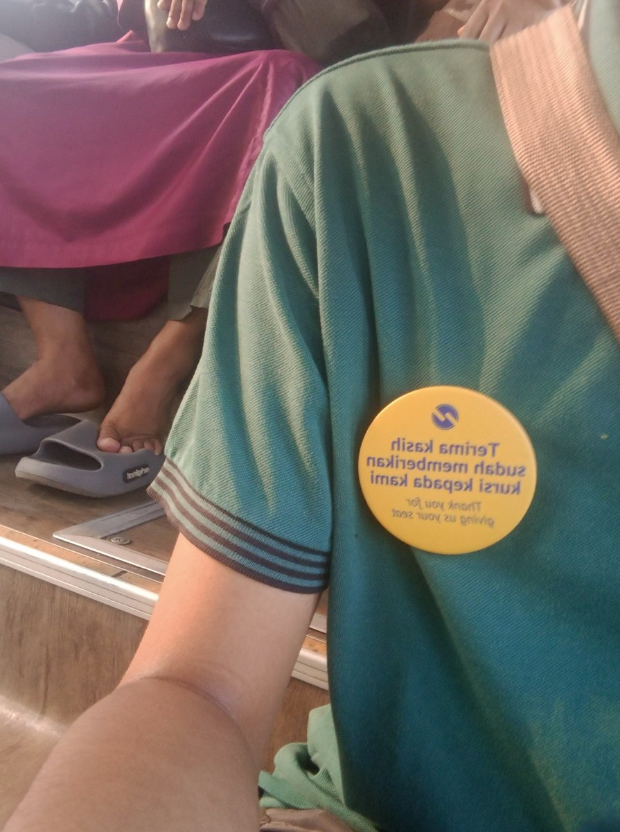 bukanwikiaf's tweet photo. Pengguna pin prioritas Transjakarta, ga dikasih kursi, ga berani minta juga wkwk. Minta maaf kalo emang ga boleh duduk di sini. Beberapa kali pas rush hour juga walaupun pake pin tetep berdiri, selagi masih kuat gpp banget (gelap sedikit sih). Kalo pingsan bantuin ya hehe https://t.co/24pdq9ip06