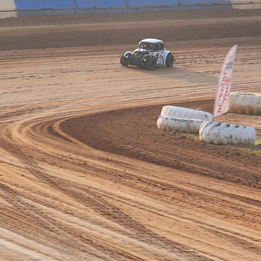 MagdanielIvanna's tweet photo. Change of plans! Due to the impending weather, we’ll race at Laniar this weekend instead of Fayetteville. We’ll return to Fayetteville in October and November. Excited to get back on dirt and prepare for Dirt Nationals in November! https://t.co/cNpzK3yUSi