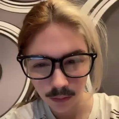 smokethewarning's tweet photo. Oh demonios viejo bessy nos mandará el fandom ruso que NO EXISTE jaksjkdjje, bessy intérnate wey q rollo https://t.co/JUwkOZpE41