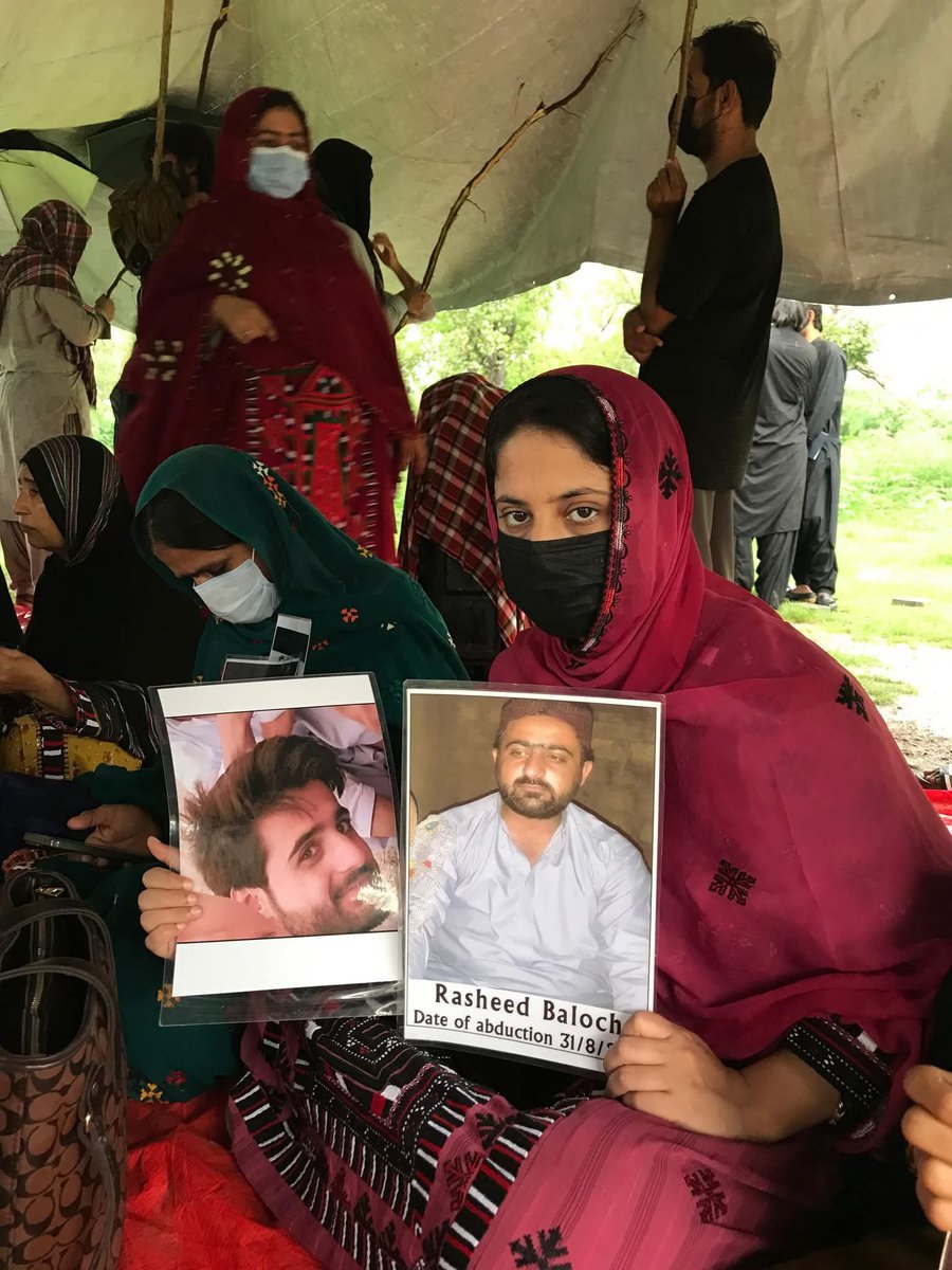 Sadia_Balochh's tweet photo. 13 نومبر 2022 کو میرے بھائی سلمان بلوچ کو کوئٹہ سے جبری طور پر لاپتہ کیا گیا۔ اب اس اذیت ناک جدائی کو چار سال مکمل ہونے کو ہیں، مگر ہمارے لیے وقت جیسے اسی دن ٹھہر گیا ہے۔ جبری گمشدگی صرف ایک انسان کو گھر سے نہیں چھینتی، یہ پورے خاندان کی ہنسی، سکون اور جینے کی وجہ بھی ساتھ لے جاتی ہے۔
ہماری ماں آج بھی ہر دستک پر چونک اٹھتی ہے، ہر فون کی گھنٹی میں سلمان کی آواز تلاش کرتی ہے، اور ہر دعا میں اسی کی سلامتی مانگتی ہے۔ بہنوں کی خواہشیں انتظار کی دھول میں دب چکی ہیں، والد کی خاموشی برسوں کی تھکن بن چکی ہے، اور بھائیوں کے کندھوں پر ایک ایسا بوجھ ہے جسے لفظوں میں بیان نہیں کیا جا سکتا۔

#ReleaseSalmanBaloch 
#EndEnforcedDisappearances 
#StopBalochGenocide