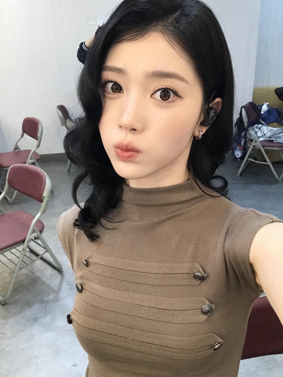 OfficerXiaoting's tweet photo. @overtimeus Pap lagi kerja vs off work. :] https://t.co/xf1CrNuEtZ