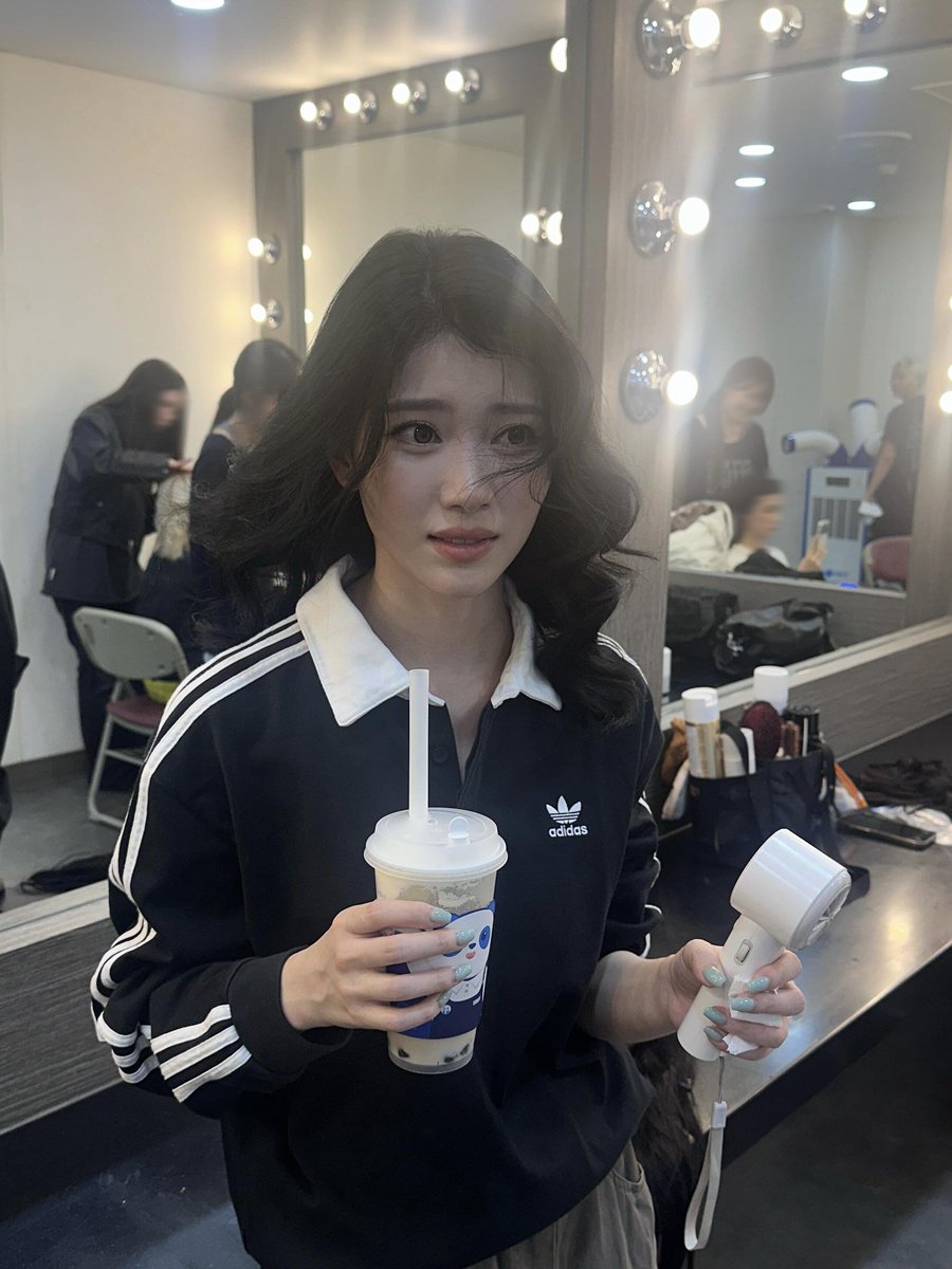 OfficerXiaoting's tweet photo. @overtimeus Pap lagi kerja vs off work. :] https://t.co/xf1CrNuEtZ