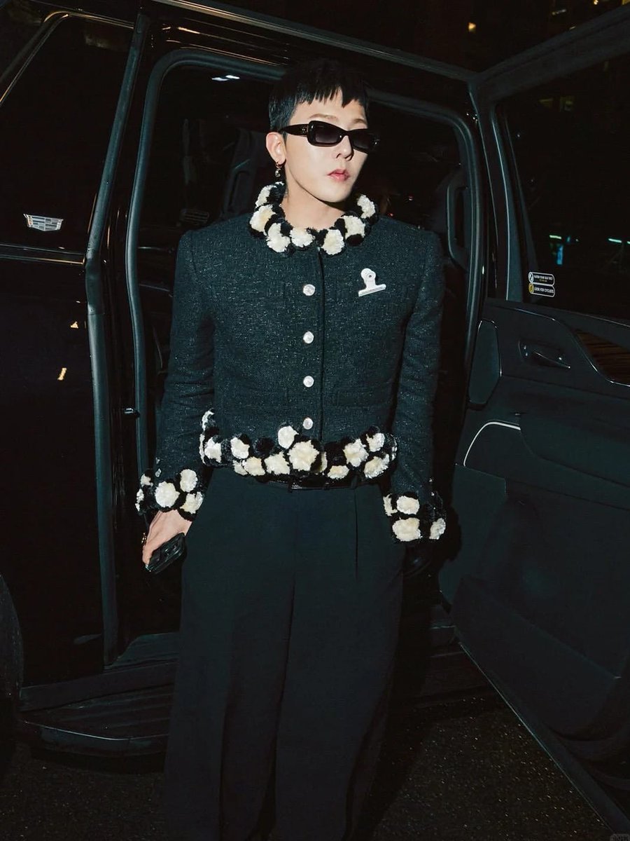 TheePopCore's tweet photo. G-DRAGON has been crowned the best dressed K-pop Idol of all time by Complex Magazine. https://t.co/jrIEIENSzE