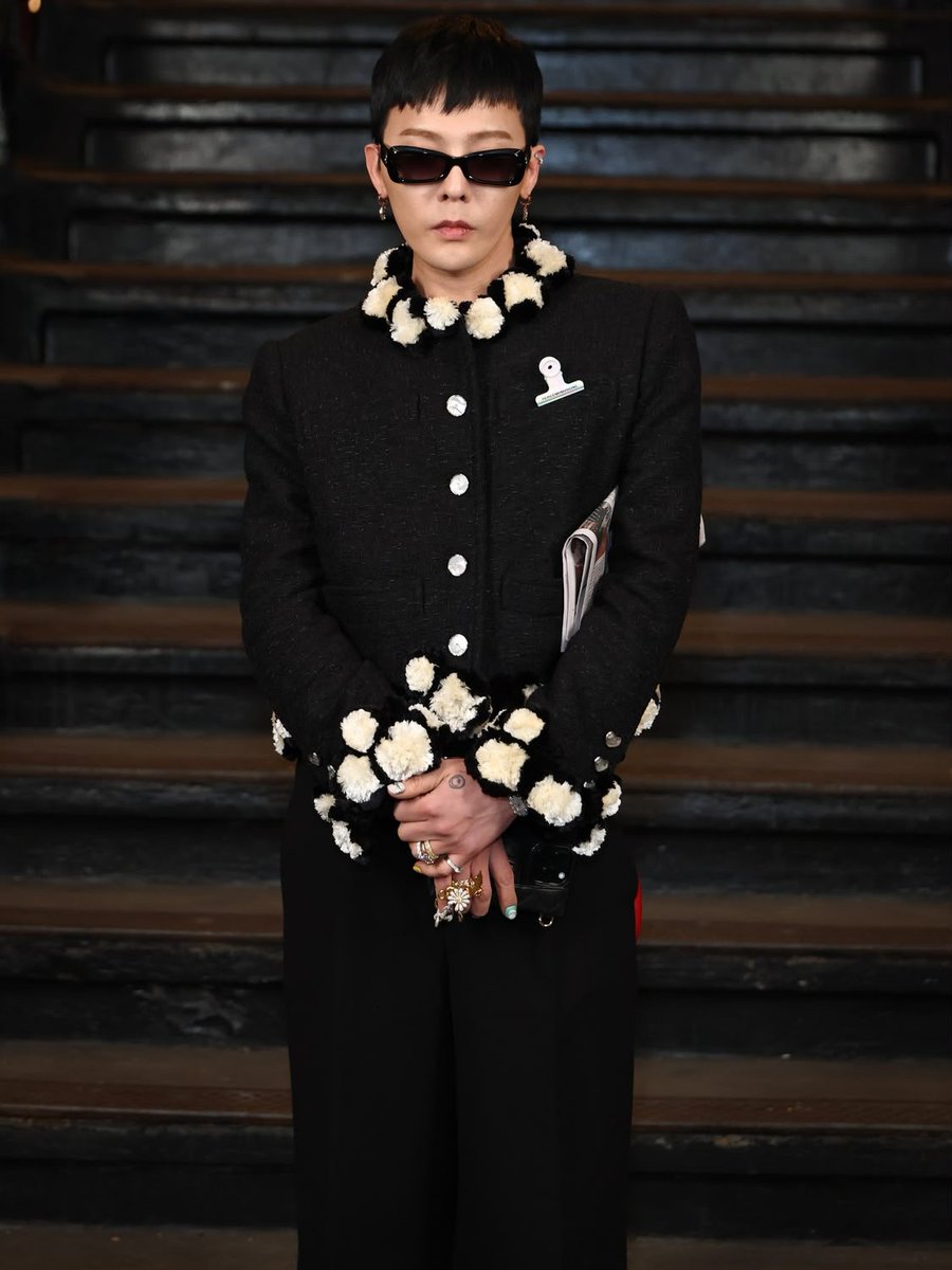 TheePopCore's tweet photo. G-DRAGON has been crowned the best dressed K-pop Idol of all time by Complex Magazine. https://t.co/jrIEIENSzE