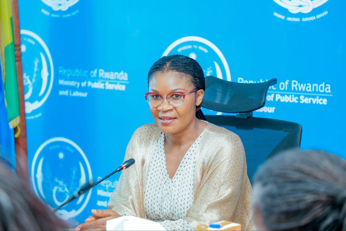 rbarwanda's tweet photo. Kuri uyu wa Gatanu, Minisitiri w’Abakozi ba Leta n’Umurimo, Judith Uwizeye, yakiriye abayobozi b’Umuryango Nyarwanda wita ku micungire y’Abakozi (Rwanda Human Resources Management Organization).

Ibiganiro bagiranye byibanze ku buryo bwo kunoza ubufatanye no kuzamura ubunyamwuga bw’abakozi mu Rwanda, guteza imbere ubushakashatsi, ikoreshwa ry’ikoranabuhanga n’ibindi. #RBAAmakuru