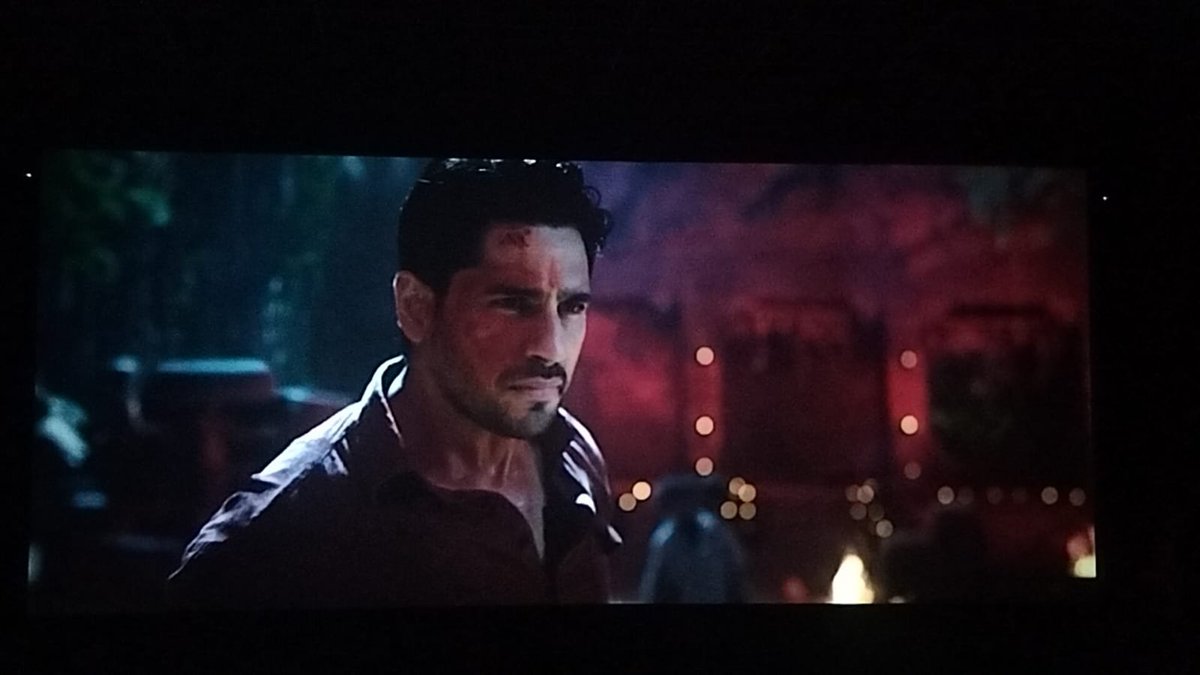 sandeeplohaan's tweet photo. every Rishi look is giving me a new favourite Sid and I have accepted my fate 🫠❤️‍🔥 #TheVvaan @sidmalhotra https://t.co/XJv49mjLcv