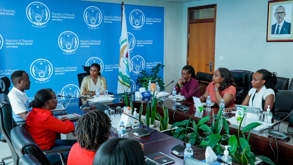 rbarwanda's tweet photo. Kuri uyu wa Gatanu, Minisitiri w’Abakozi ba Leta n’Umurimo, Judith Uwizeye, yakiriye abayobozi b’Umuryango Nyarwanda wita ku micungire y’Abakozi (Rwanda Human Resources Management Organization).

Ibiganiro bagiranye byibanze ku buryo bwo kunoza ubufatanye no kuzamura ubunyamwuga bw’abakozi mu Rwanda, guteza imbere ubushakashatsi, ikoreshwa ry’ikoranabuhanga n’ibindi. #RBAAmakuru
