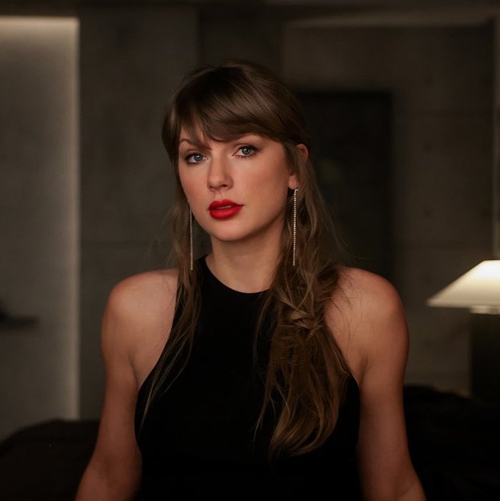 tswifterastour's tweet photo. 🚨| Taylor Swift absolutely stuns for "Patient Zero"! https://t.co/K6gTOsXAKA