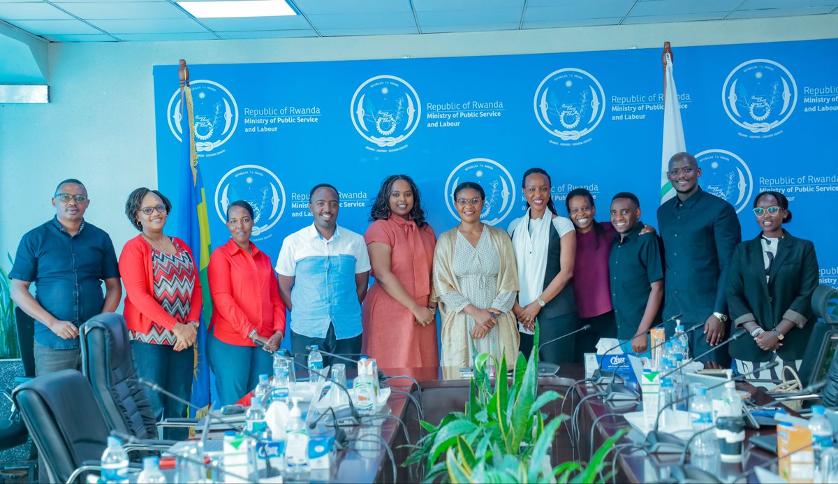 rbarwanda's tweet photo. Kuri uyu wa Gatanu, Minisitiri w’Abakozi ba Leta n’Umurimo, Judith Uwizeye, yakiriye abayobozi b’Umuryango Nyarwanda wita ku micungire y’Abakozi (Rwanda Human Resources Management Organization).

Ibiganiro bagiranye byibanze ku buryo bwo kunoza ubufatanye no kuzamura ubunyamwuga bw’abakozi mu Rwanda, guteza imbere ubushakashatsi, ikoreshwa ry’ikoranabuhanga n’ibindi. #RBAAmakuru