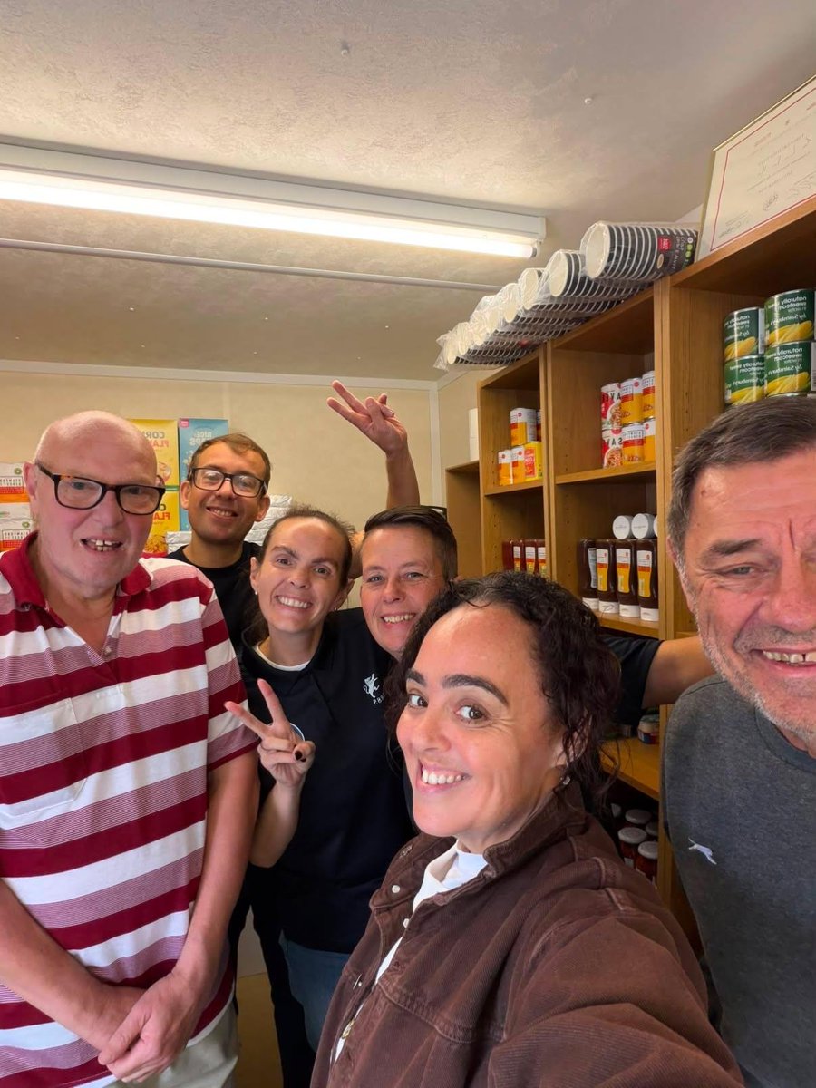 lionsfoodhub's tweet photo. Massive thank you to Toni, John, Roland and Tammy and Kevin (Brown's Hotel) for volunteering today. It was a very busy day with lots of families helped #OurCommunity #Volunteers ๐๐ฆ https://t.co/2DC2sKB287