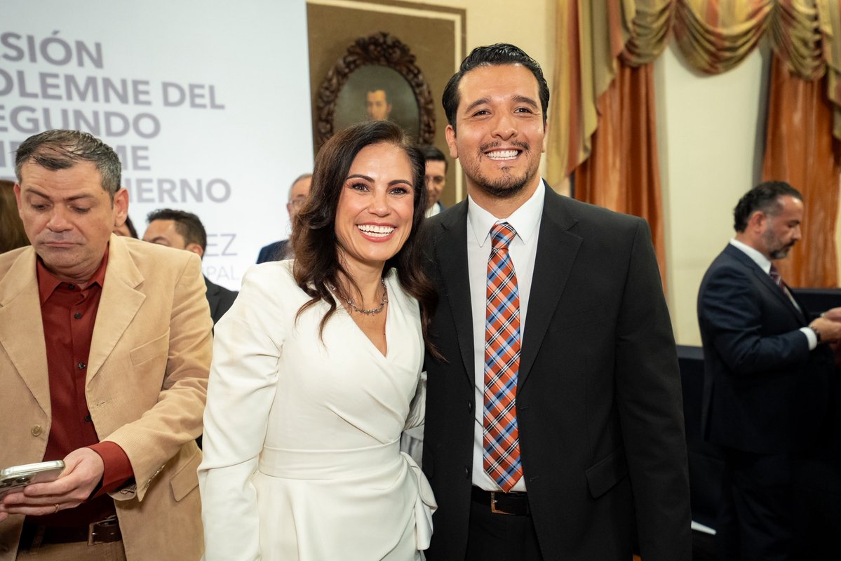 SaludLeonmx's tweet photo. El trabajo constante se refleja con resultados para las y los leoneses.

Nuestro director, el Dr. Juan Bustamante Noriega, acompañó a nuestra presidenta @alegutierrez_mx en la Sesión Solemne del Segundo Informe de Gobierno.

Desde la Dirección de @saludleonmx estamos comprometidos con los leoneses para brindar mejores servicios de calidad y humanos para una mejor ciudad. 🦁

 #2InformeAle #SomosTrabajo #SomosCercanos #SomosResultados