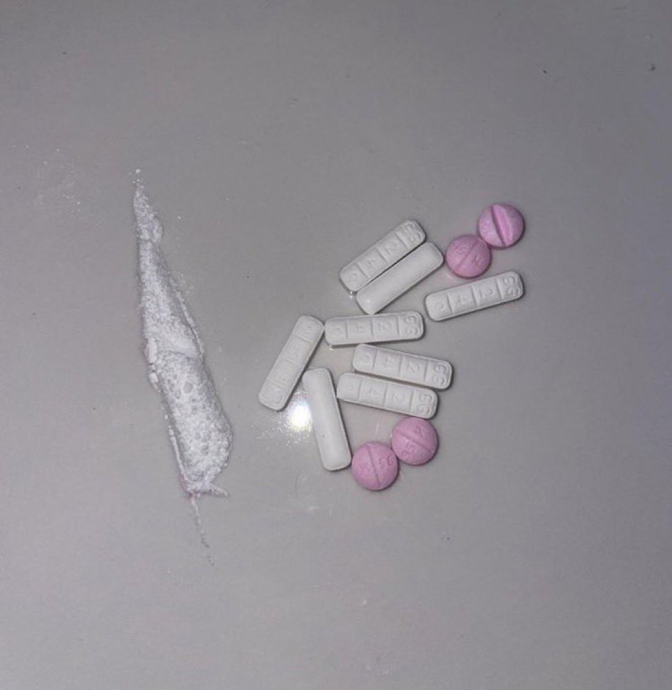 cookiemonsta069's tweet photo. My favorite combo #drugtwt #coketwt #xantwt https://t.co/wgWskBB7B8