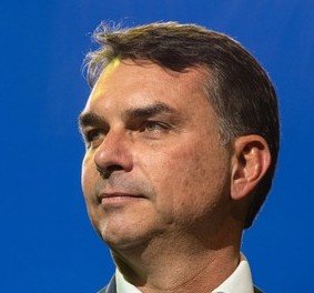 bentoesouza's tweet photo. ninguém fala na sobrancelha de vilão do Flávio, até na estética ele é pilantra ladrão https://t.co/uWp5FxnwPE